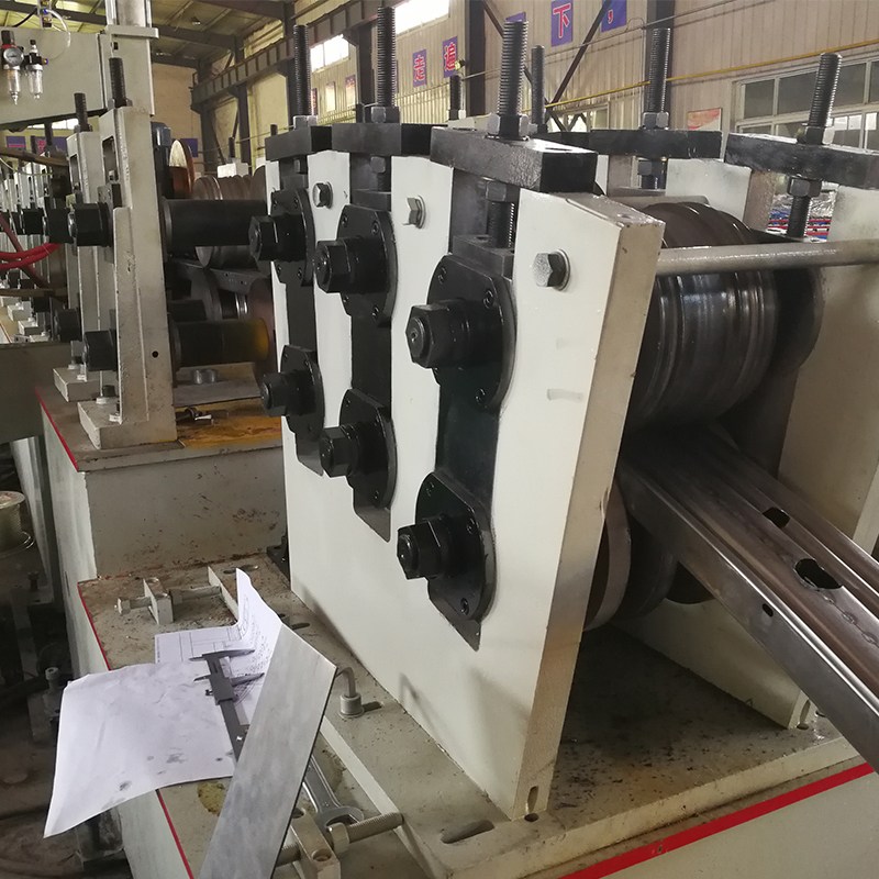 汽車防撞梁成型設(shè)備